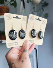 Load image into Gallery viewer, Dried Queen Anne&#39;s Lace - Simple Black Earrings
